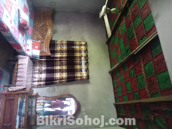 দেড়কাঠা জমিতে সেমিপাকা টিনশেড বাড়ী বিকয় হবে ।